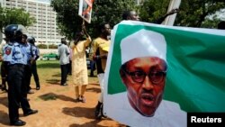 Pendukung Presiden Muhammadu Buhari berunjuk rasa untuk mnyatakan dukungan mereka di air mancur Unity di Abuja, Nigeria, 11 Agustus 2017. 