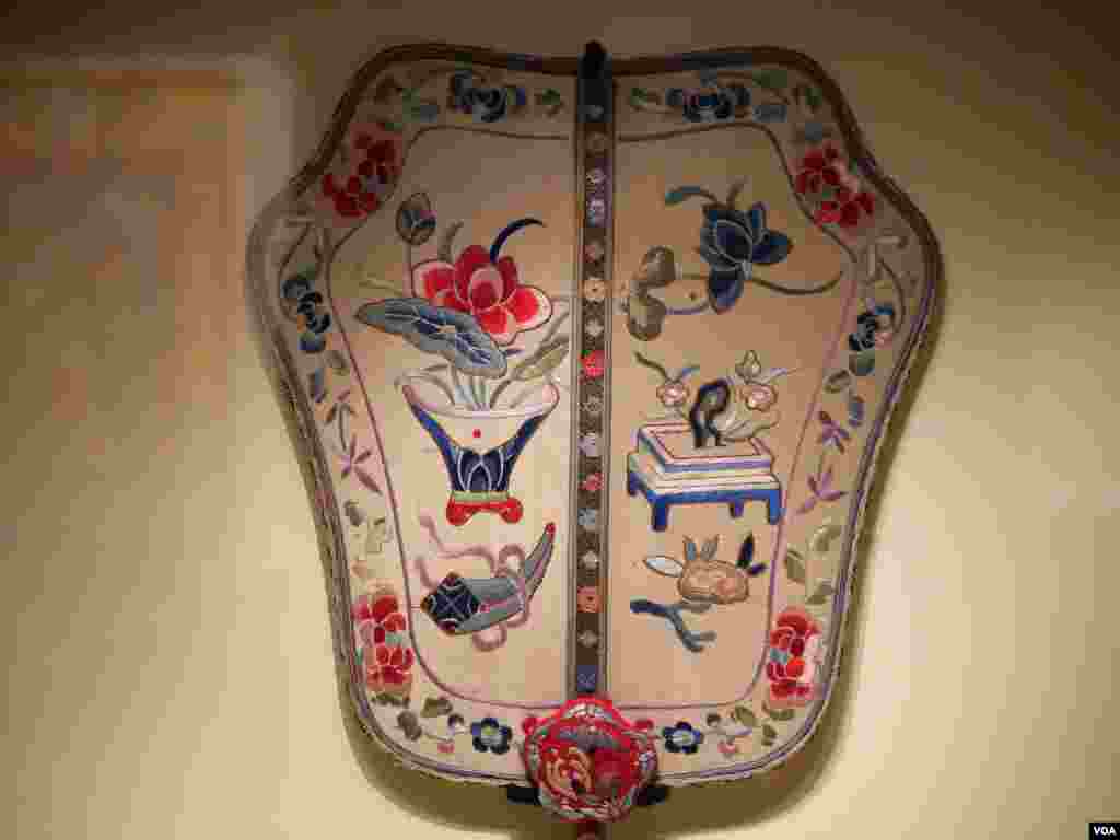 慈禧太后赠送教宗的双面绣扇（美国之音国符拍摄）