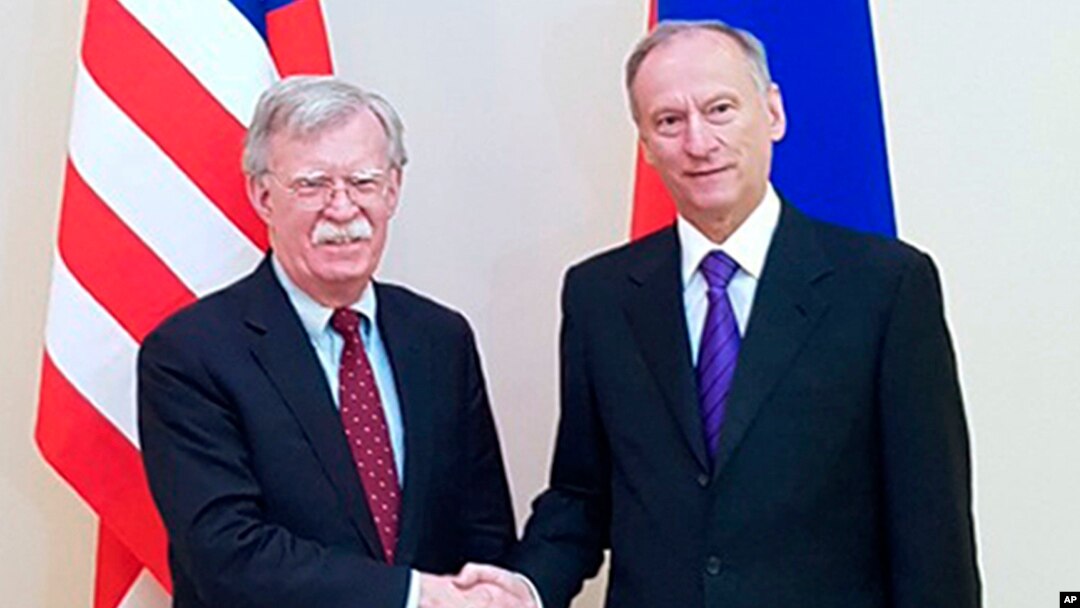 Penasihat Keamanan Nasional AS John Bolton (kiri) dan Ketua Dewan Keamanan Rusia Nikolai Pastrushev berpose sebelum memulai pembicaraan resmi di Moskow, Rusia, 22 Oktober 2018.