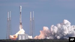 Lancement d'une fusée Falcon 9 de SpaceX à la base aérienne de Cape Canaveral, en Floride, le mercredi 29 janvier 2020. (AP Photo/John Raoux)