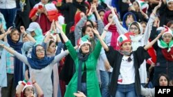 Des Iraniennes au stade Azadi assistant au match entre leur pays et le Cambodge, à Téhéran, le 10 octobre 2019.