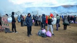 Migranti gledaju požar u kampu Lipa. Foto: BIRN BIH