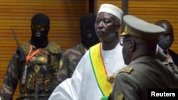 Le président intérimaire du Mali, Bah Ndaw, prête serment lors de sa cérémonie d'investiture à Bamako, au Mali, le 25 septembre 2020. 