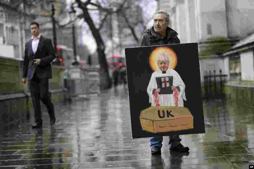 Artist Kaya Mar displays a painting of Britain&#39;s Prime Minister Boris Johnson in Westminster in London.