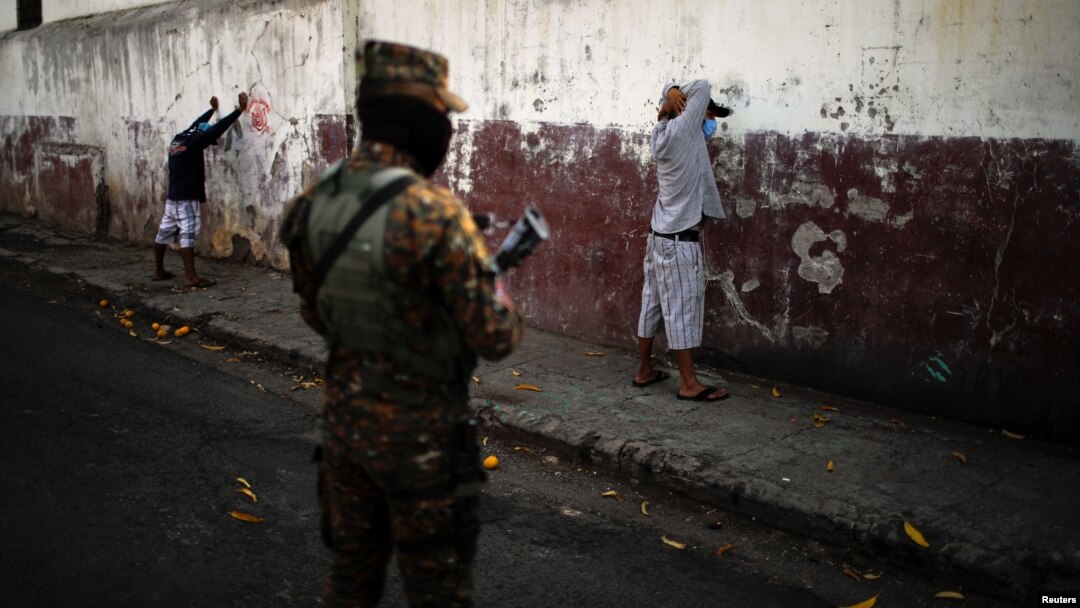 La Alta Comisionada de las Naciones Unidas para los Derechos Humanos se suma a otros organismos que han denunciado arrestos arbitrarios en El Salvador por parte de las autoridades, escudados en las medidas impuestas por el Gobierno.