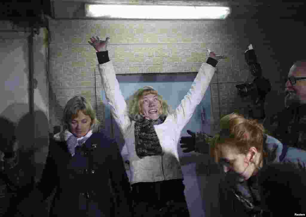 Sini Saarela người Phần Lan (giữa) vui mừng sau khi được thả khỏi nhà tù ở St Petersburg, Nga. Một số trong 30 nhà hoạt động của tổ chức Greenpeace (Hòa bình xanh) đã được trả tự do sau khi bị bắt trong một cuộc biểu tình chống đối Nga khoan dầu ở Bắc Cực.