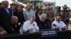 Губернатор Техаса Грег Эбботт подписывает законопроект на строительной площадке пограничной стены в Браунсвилле, штат Техас, 18 декабря 2023 г.