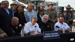 텍사스주 브라운스빌에서 국경 안보 관련 법안에 서명하고 있는 그레그 애벗 텍사스 주지사(자료사진)