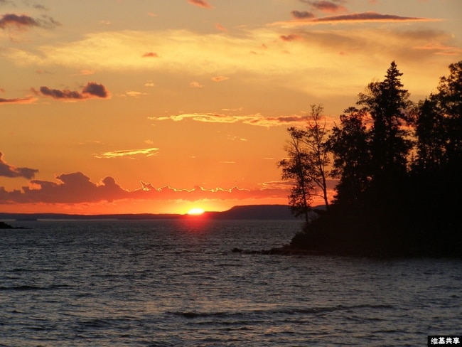 Sunset at Isle Royale National Park (via user TVerBeek / Wikicommons)