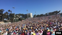 達賴喇嘛在加州大學聖迭戈分校發表演說，吸引至少2萬5000人出席聆聽，現場座無 虛席 （美國之音記者李逸華攝）