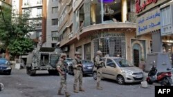 FILE - Tentara Angkatan Darat Lebanon berpatroli di daerah bentrokan di pinggiran selatan ibu kota Beirut, 14 Oktober 2021. (ANWAR AMRO/AFP)