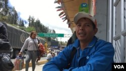 Marcos Comacaro, originario de Barquisimeto, vende café en el puente internacional Rumichaca, en la frontera entre Colombia y Ecuador