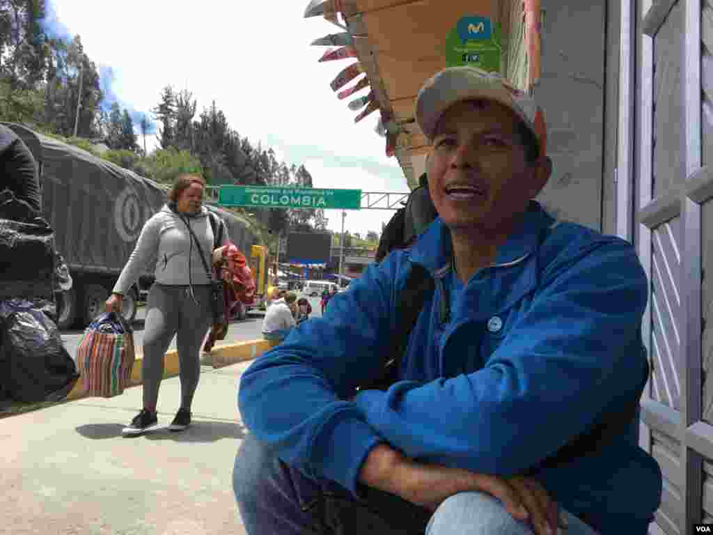 Marcos Comacaro, originario de Barquisimeto, vende café en el Puente Internacional Rumichaca, en la frontera entre Colombia y Ecuador a los centenares de transeúntes. (Foto: Alejandra Arredondo/VOA)