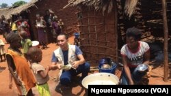 Cantine scolaire pour enfants à Bétou dans le nord, au Congo, le 28 février 2018. (VOA/Ngouela Ngoussou)
