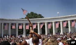 La foule attendant l'arrivée du président Obama à Arlington