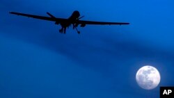 Un avión estadounidnese no tripulado o "drone" sobrevuela el sur de Afganistán. 