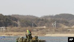 韩国步兵的坦克2月8日在首尔东南100公里处参加一个军事演习