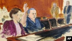 Boceto de la corte en el que Cesar Sayoc juramenta ante el juez de la Corte Federal de Nueva York el seis de noviembre del 2018.