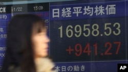Bảng chỉ số chứng khoán điện tử cho thấy chỉ số Nikkei ở Nhật tăng gần 6%, ngày 22/1/2015. 
