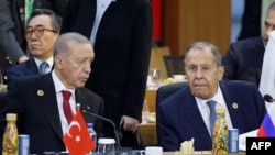 Shugaban kasar Turkiye Recep Tayyip Erdogan da Ministan harkokin kasar waje na Rasha Sergey Lavrov suna wata tattaunawa lokacin taron kasashen G20 a Rio de Janeiro, Brazil, Nuwamba 18, 2024.