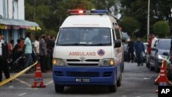 Ambulans tiba di kamar mayat rumah sakit di Seremban, Negeri Sembilan, Malaysia, Selasa, 13 Agustus 2019. 