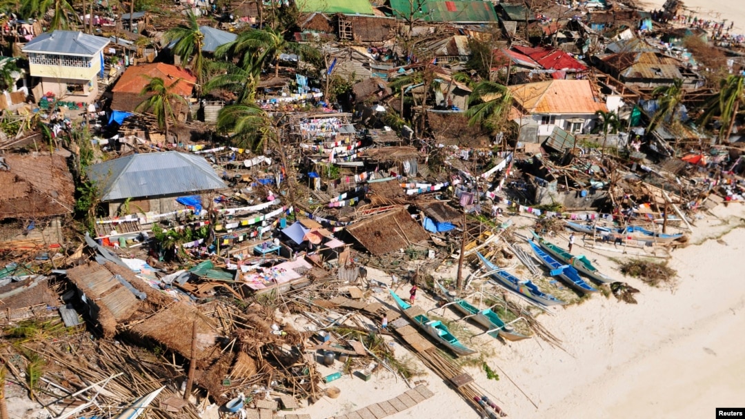 Rumah-rumah yang rusak akibat topan Haiyan di provinsi Iloilo, Filipina tengah (9/11). 