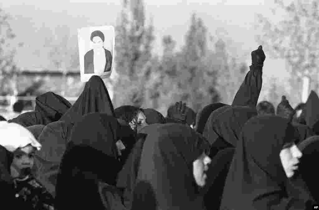 امروز در تاریخ: &nbsp; سال ۱۳۵۸ &ndash; زنان ایرانی در تظاهراتی در بهشت زهرا علیه محمدرضا شاه پهلوی.&nbsp;