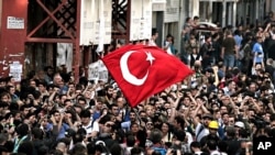 터키에서 2014년 5월31일 게지 시위 1주년을 맞아 시위대가 행진하고 있다.