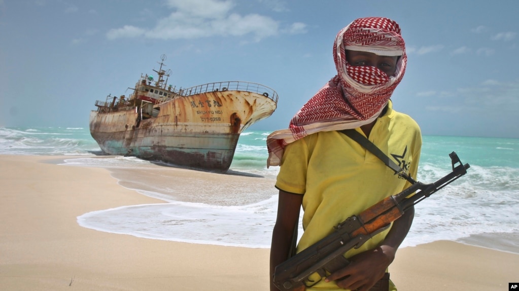 Foto de Archivo. Sep. 23, 2012. Un pirata somalí delante de un barco de pesca taiwanés secuestrado, por el cual recibieron rescate antes de liberar a la tripulación. 