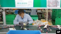 개성공단의 한 한국 기업 공장에서 북한 근로자가 작업 중이다. (자료사진)
