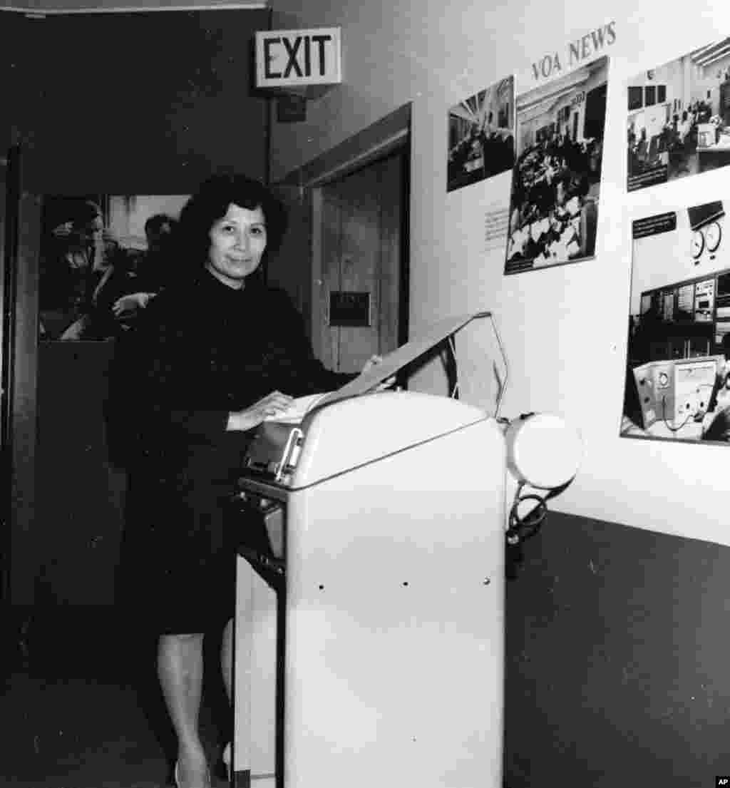 老照片回顾：美国之音中文广播70年