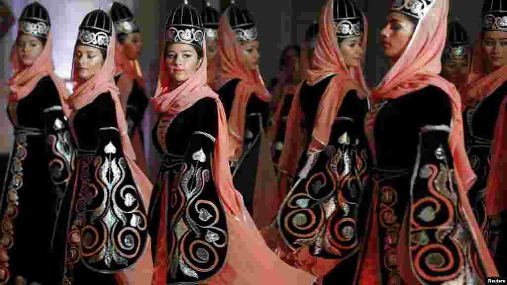 Une troupe de danse des jeunes filles de l'Académie internationale circassien exécutent une danse traditionnelle à Amman le 7 mai 2015.
