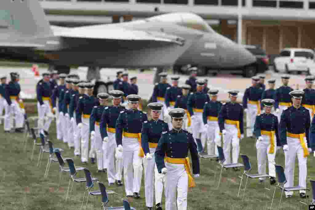 Los cadetes entran en la ceremonia de graduación para la clase de 2020 mientras practican el distanciamiento social.&nbsp; &nbsp;