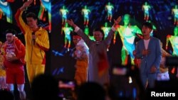 Jack Ma, pemimpin Alibaba Corporation, bersama atlet renang Sun Yang menghadiri upacara penutupan Asian Games 2018 di Stadion Gelora Bung Karno, Minggu, 2 September 2018.
