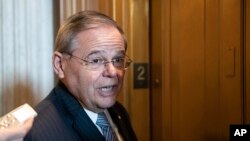 Le sénateur Bob Menendez, s'entretient avec des journalistes à Capitol Hill, le jeudi 11 octobre 2018 à Washington.