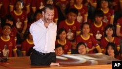 지난달 베트남 하노이를 방문하 닉 부이치치 씨가 2만5천명의 학생과 젊은이들에게 연설하고 있다.