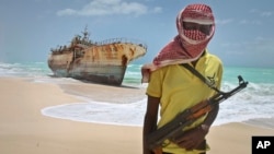 Seorang perompak Somalia di pantai Hobyo (foto: ilustrasi). 