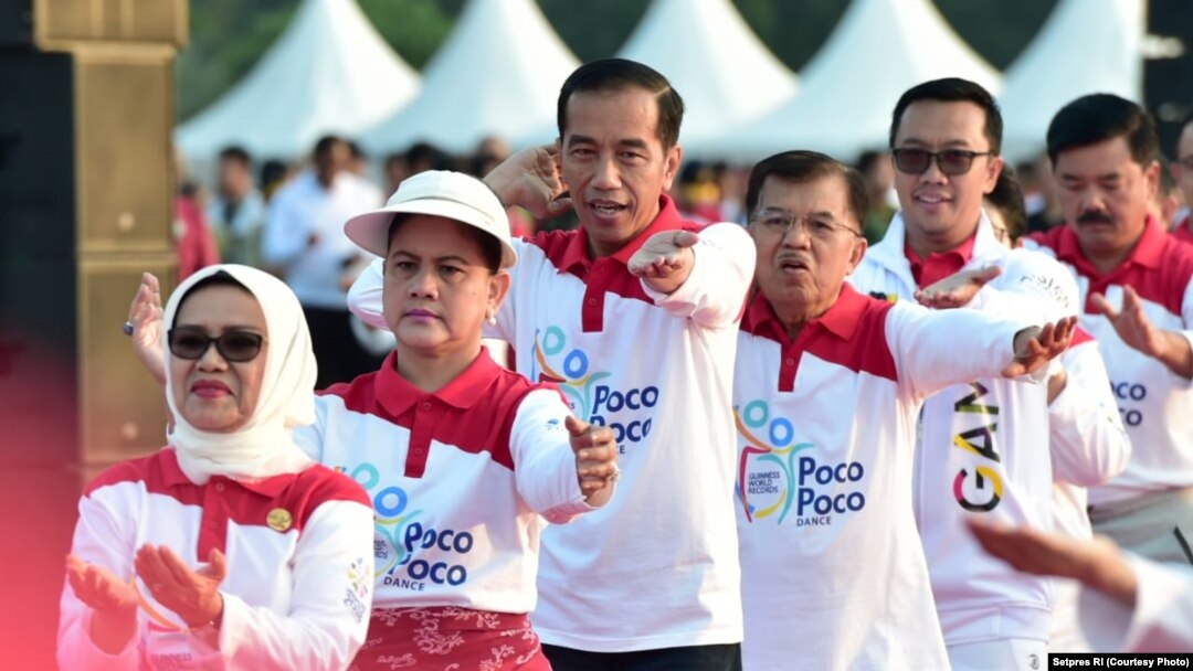 Presiden Jokowi menari poco-poco di Lapangan Silang Monas, Minggu, 5 Agustus 2018 untuk ikut pecahkan rekor.