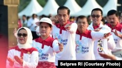 Presiden Jokowi menari poco-poco di Lapangan Silang Monas, Minggu, 5 Agustus 2018 untuk ikut pecahkan rekor.