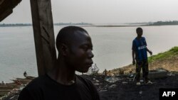 Des jeunes marchent près du fleuve Oubangui, à Bangui, le 21 février 2014.