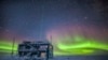 ARCHIVO - Esta foto sin fecha proporcionada por la NOAA en mayo de 2018 muestra la aurora austral cerca del Observatorio de Investigación Atmosférica del Polo Sur en la Antártida.