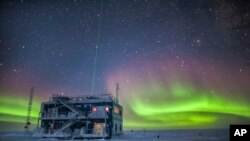 ARCHIVO - Esta foto sin fecha proporcionada por la NOAA en mayo de 2018 muestra la aurora austral cerca del Observatorio de Investigación Atmosférica del Polo Sur en la Antártida.