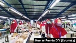 Karyawan sebuah pabrik di Yogyakarta berdiri menyanyikan Indonesia Raya. (Foto: Courtesy/Humas Pemda DIY)