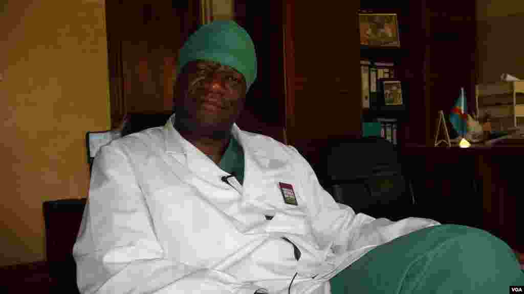Le célèbre docteur congolais dans son bureau de l'hôpital à Panzi, RDC, février 2013, (VOA / Nicolas Pinault) 