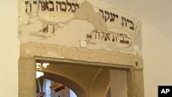 People are queued up to visit the re-opened synagogue in Budapest, 5 Sep 2010