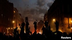 Para demonstran dalam unjuk rasa memperingati Hari Penghapusan Kekerasan Terhadap Perempuan di Mexico City, Meksiko, Rabu, 25 November 2020. (Foto: Reuters)