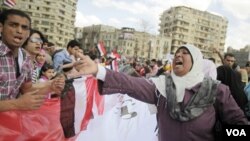 Una mujer grita consignas contra Mubarak durante una manifestación en El Cairo.