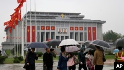 북한의 제7차 노동당 대회가 열리는 평양 4.25 문화회관에 5일 붉은 노동당 기가 걸려 있다.