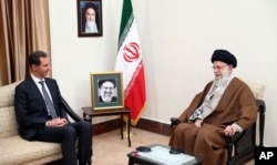 Pemimpin Tertinggi Ayatollah Ali Khamenei, kanan, berbicara dengan Presiden Suriah Bashar Assad dalam sebuah pertemuan di Teheran, Iran, 30 Mei 2024. (Foto: via AP)