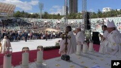 اجرای مراسم عشای ربانی توسط پاپ فرانسیس در ورزشگاه تفلیس، گرجستان